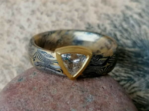 Unikat Ring Mokume Gane Diamant Trilliant 0,5 ct Gold